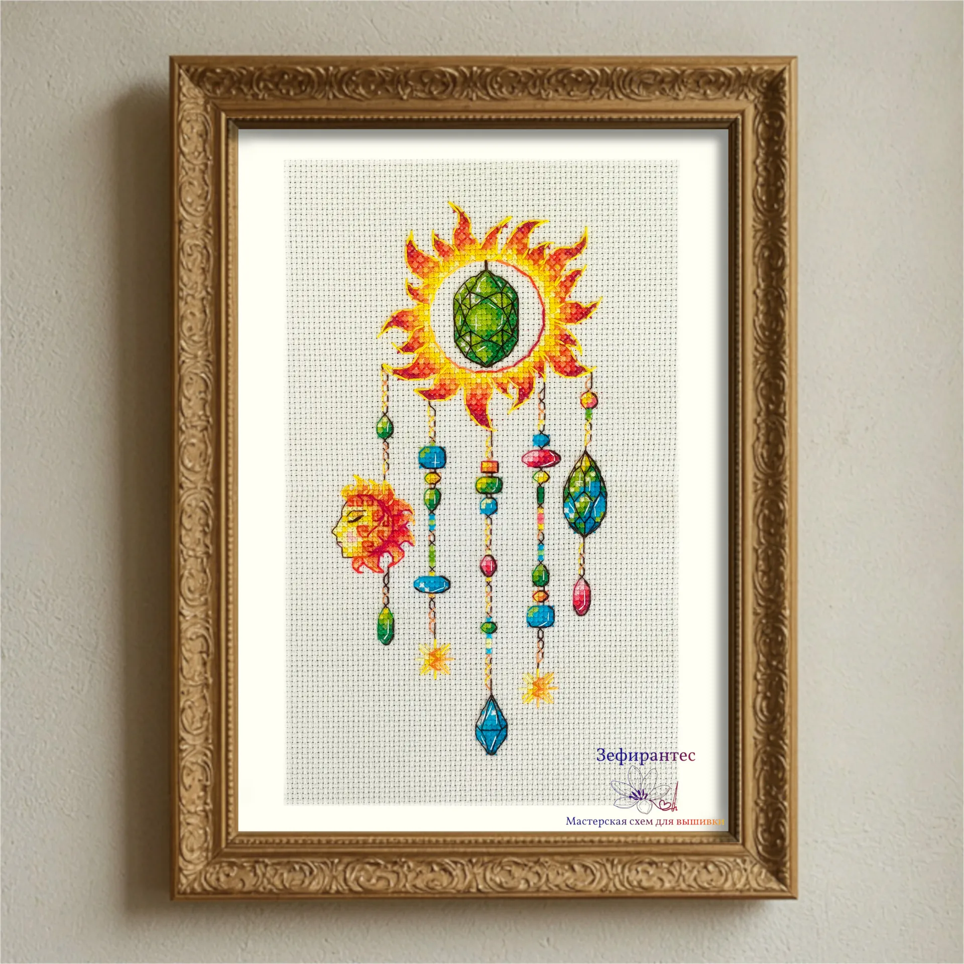 01_Sun catcher_Day_main Оформленная в деревянную раму готовая вышивка крестиком Ловец солнца Полуденный зной с изумрудом, драгоценными камнями и солнцем