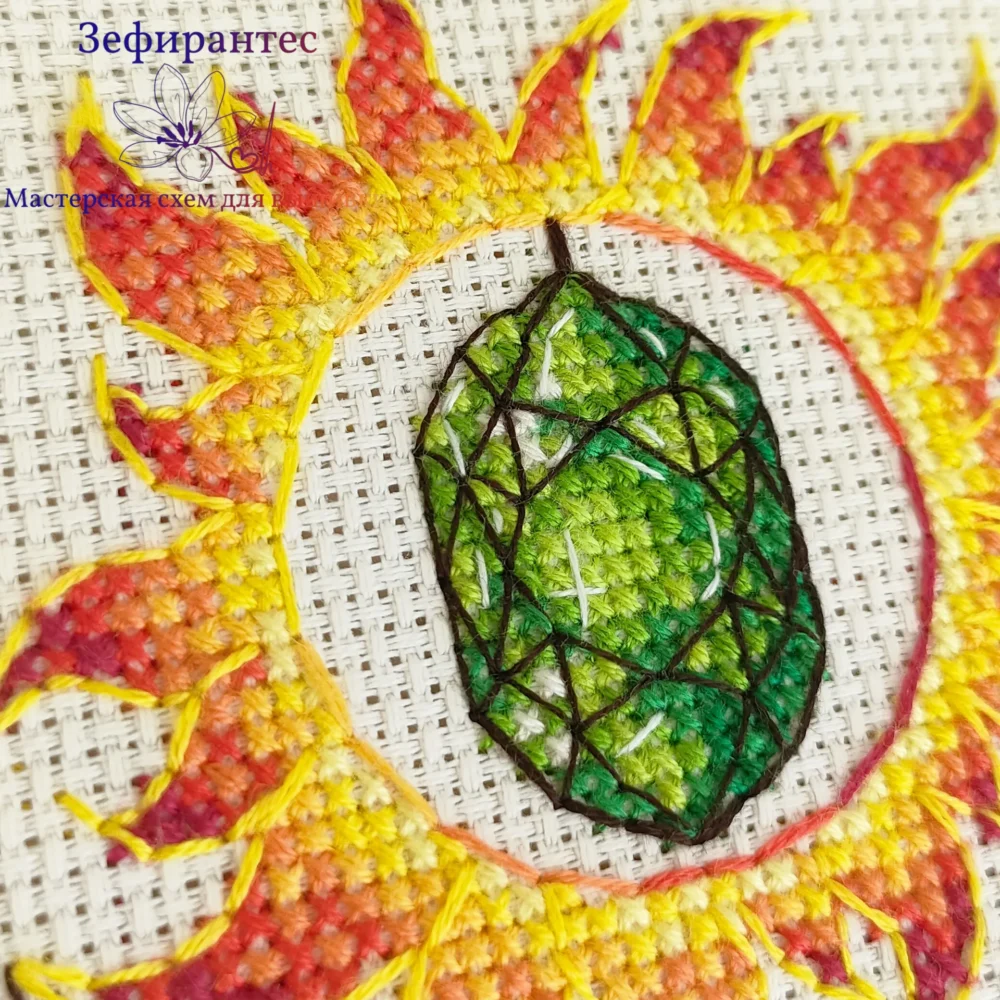 03_Sun catcher_Day Крупный план вышивки крестиком: солнце и изумруд
