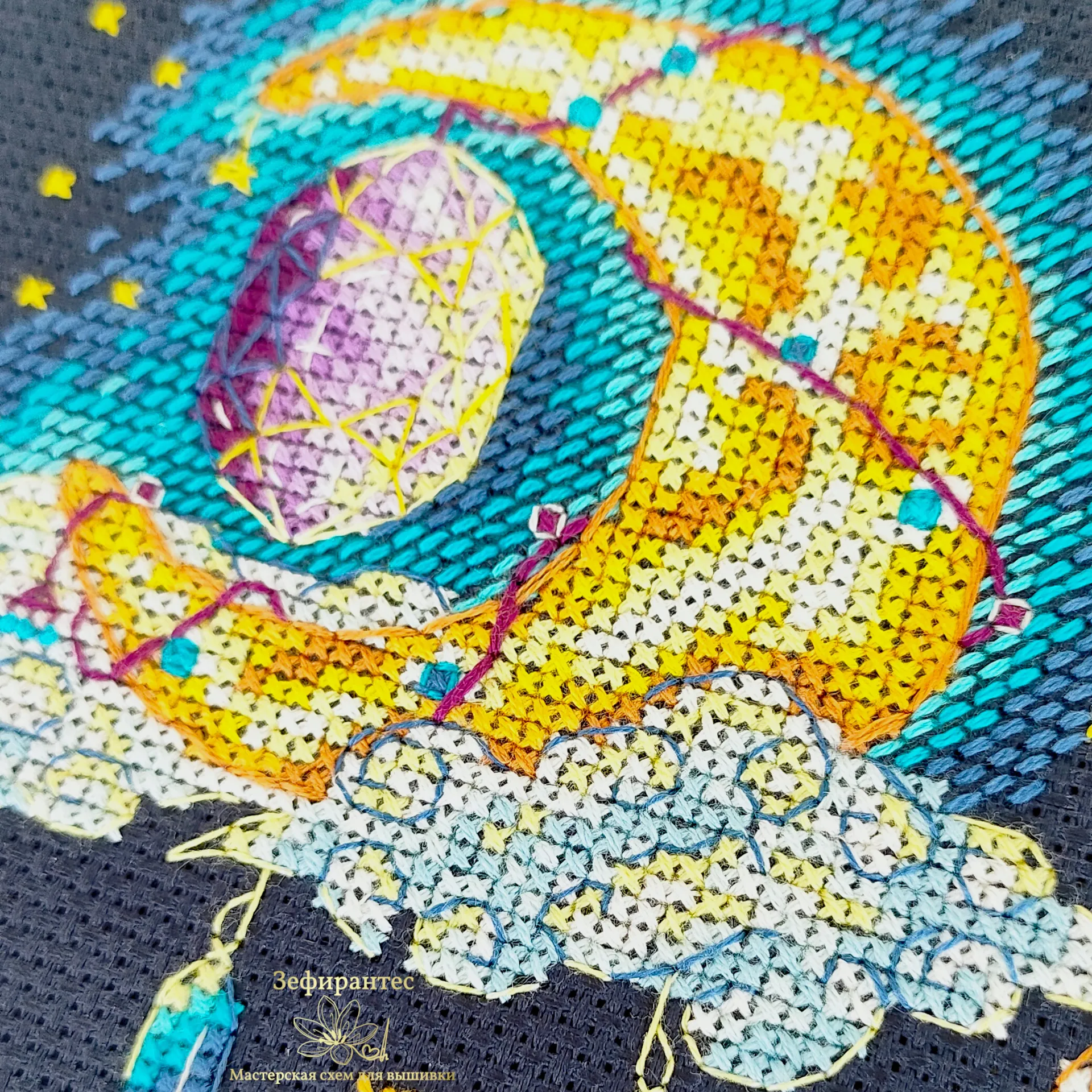03_Sun catcher_Night Крупный план вышивки крестиком: месяц, облако и аметист