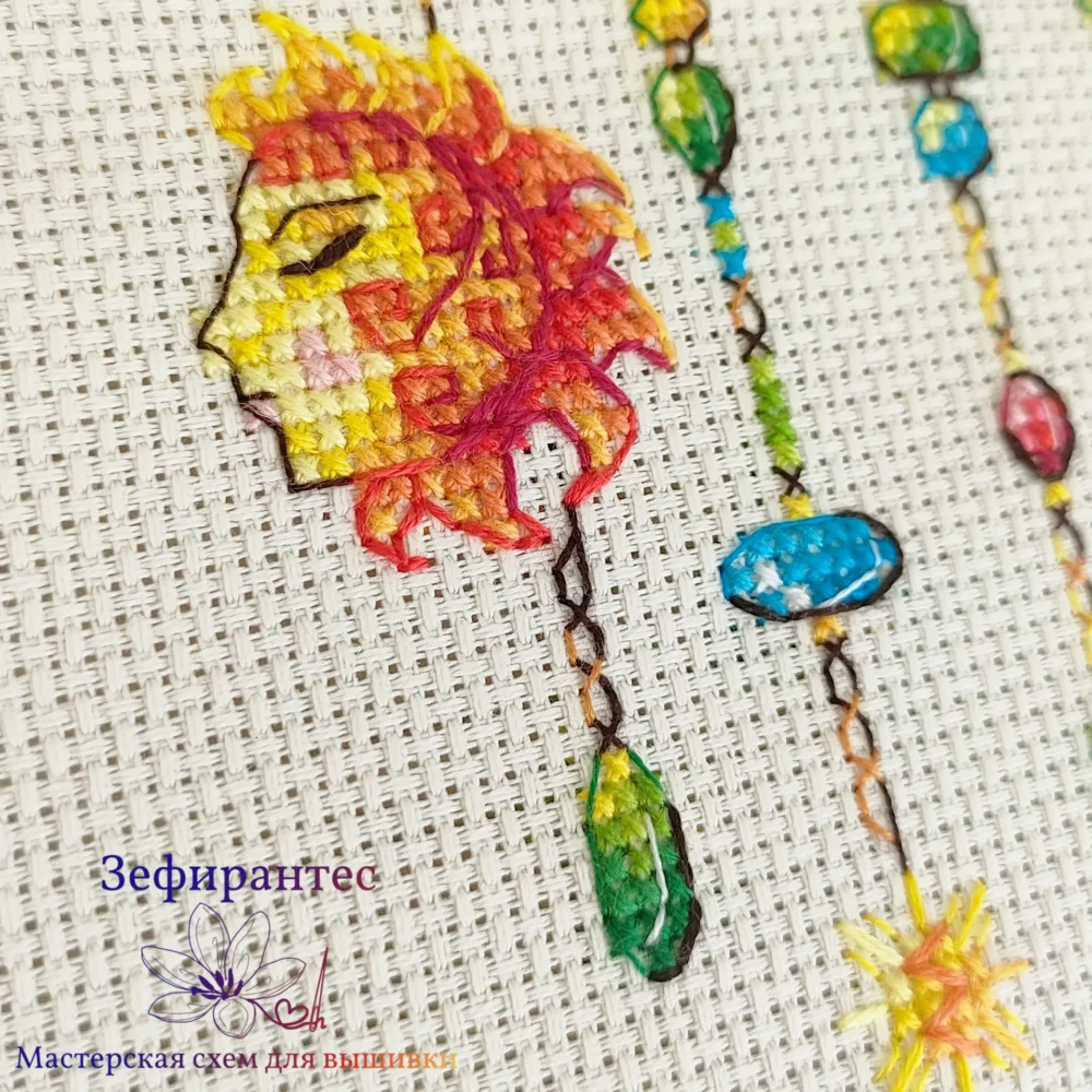 05_Sun catcher_Day Крупный план вышивки крестиком: солнце и драгоценные камни