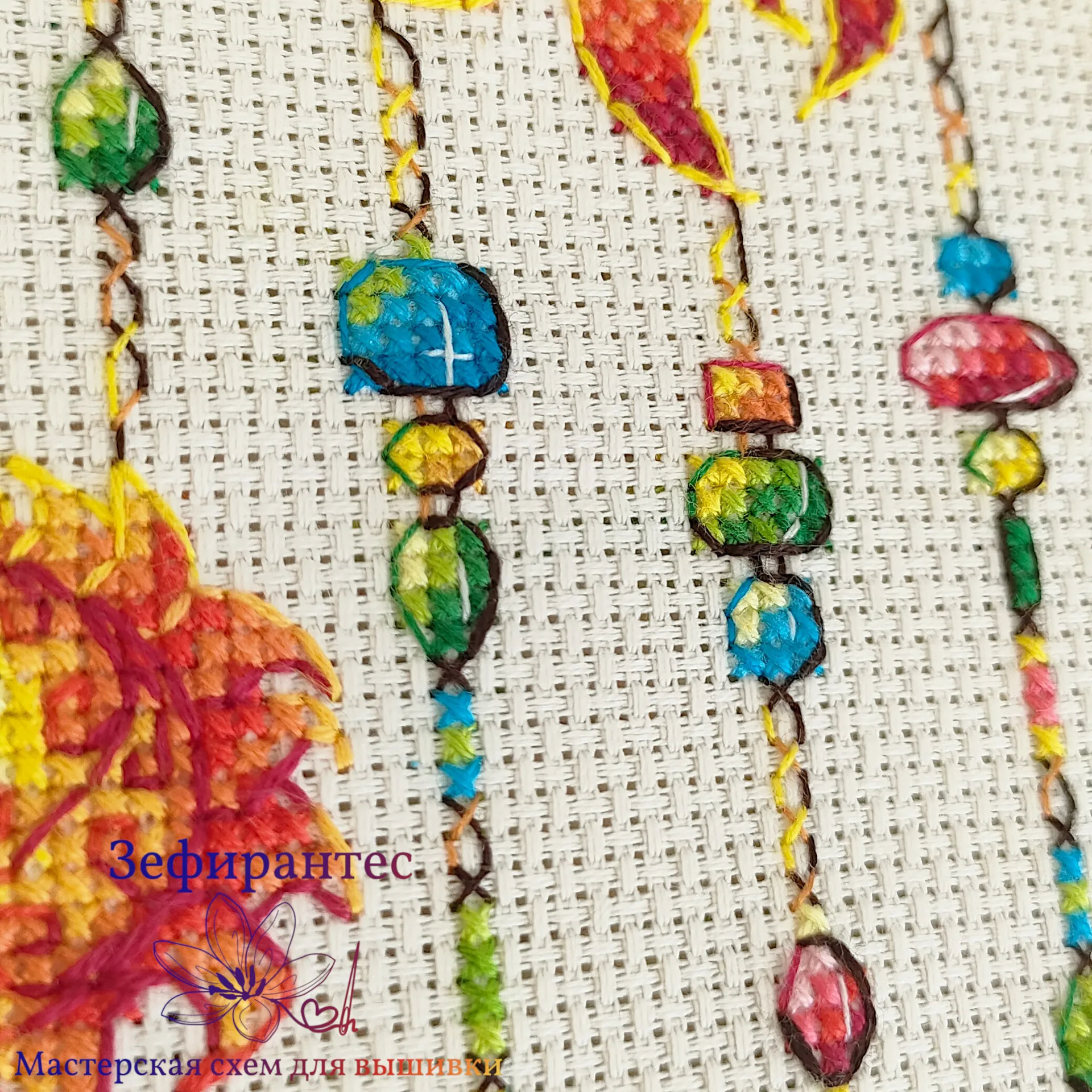 06_Sun catcher_Day Крупный план вышивки крестиком: солнце и драгоценные камни