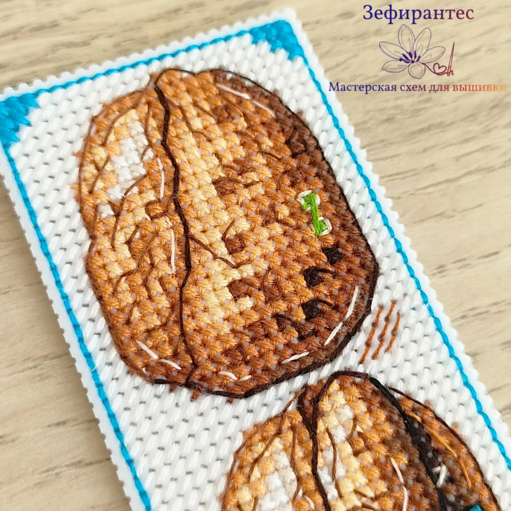 Крупный план вышивки крестиком: грецкий орех в сколупе